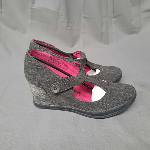 CAGE OF APPROXIMATELY 50 PAIRS OF WEDGE SHOES IN BLACK AND VARIOUS SIZES - COLLECTION ONLY