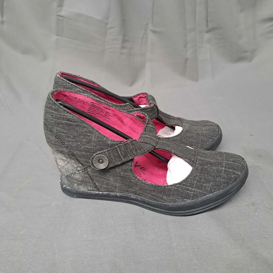 CAGE OF APPROXIMATELY 50 PAIRS OF WEDGE SHOES IN BLACK AND VARIOUS SIZES - COLLECTION ONLY