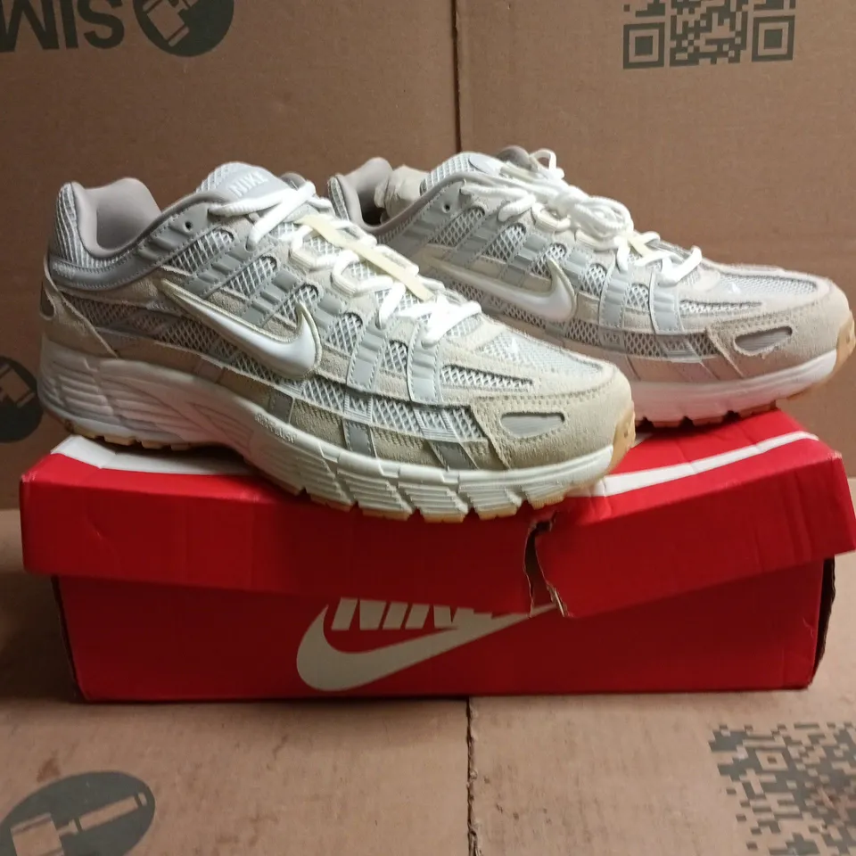 BOXED PAIR OF NIKE P-6000 TRAINERS IN LIGHT BEIGE/GREY SIZE UK 8.5