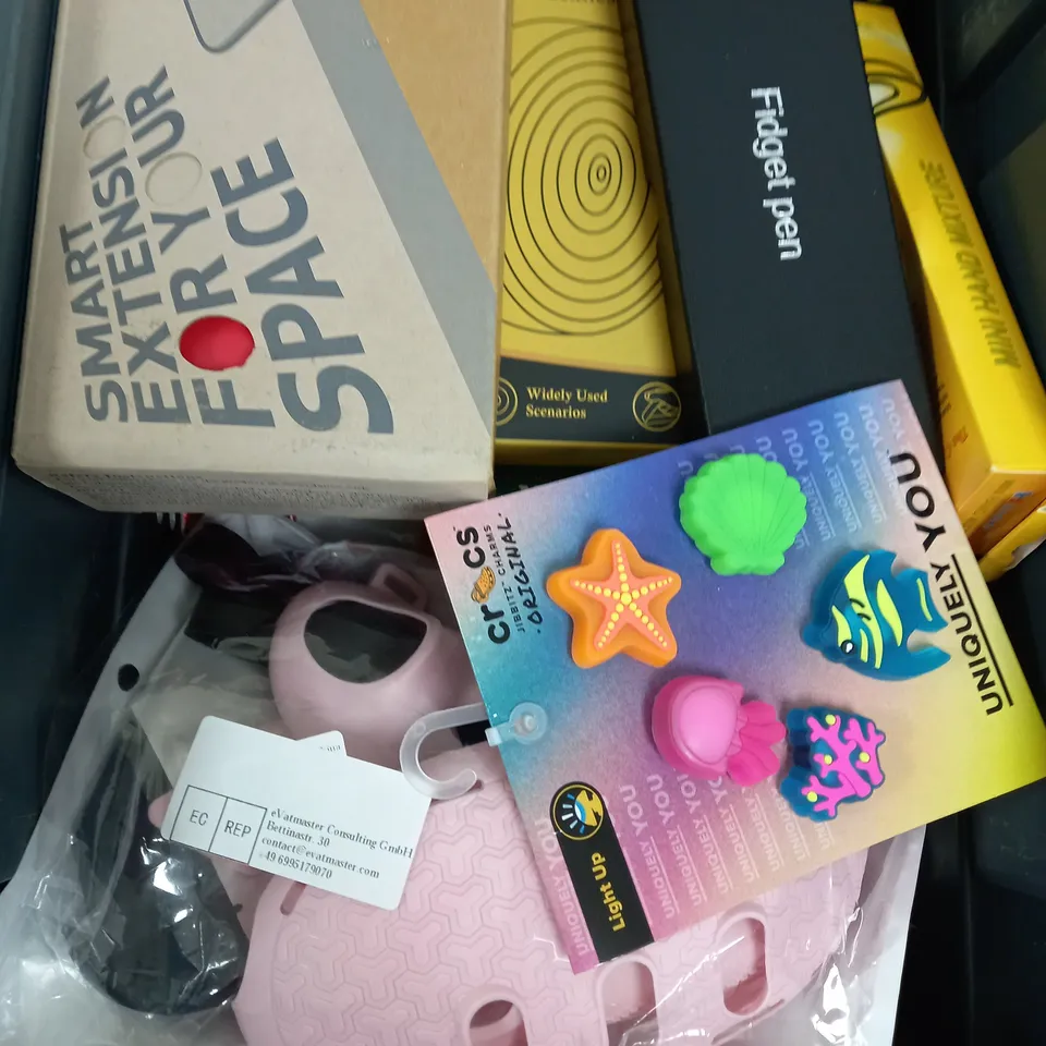 BOX OF APPROXIMATELY 15 ASSORTED ITEMS TO INCLUDE - ADHESIVE FOAM, FIDGET PEN, CUP HOLDER ETC