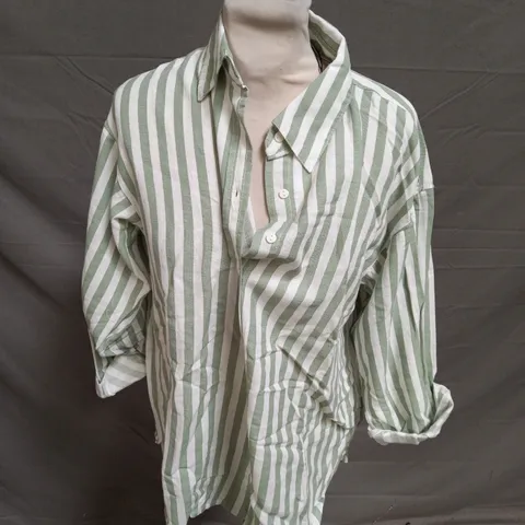 STRADIVARIUS OFF WHITE & GREEN SHIRT - EUR SMALL