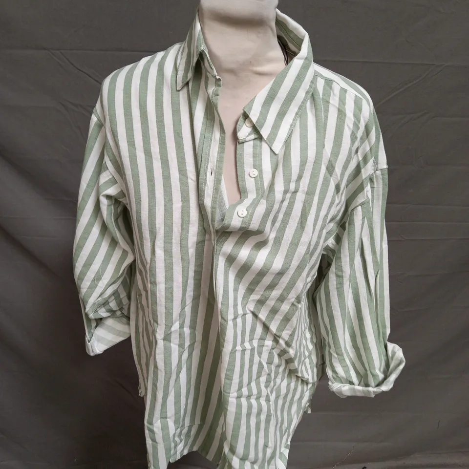 STRADIVARIUS OFF WHITE & GREEN SHIRT - EUR SMALL