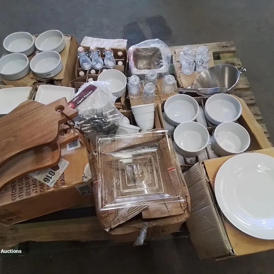 PALLET CONTAINING VARIOUS MIXED CATERING SUPPLIES, PLATES, TEAPOTS, GLASSES, BOWLS ETC.