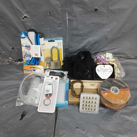 APPROXIMATELY 10 ASSORTED HOUSEHOLD ITEMS TOO INCLUDE - CAWSTON PRESS COLOURED PENCILS - YALE PADLOCK - OMUDA KEY HOLDER - ETC