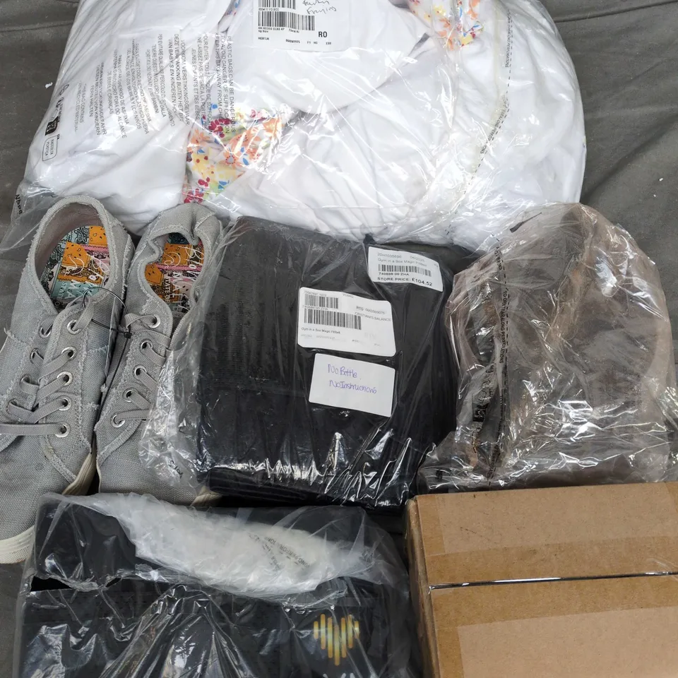 APPROXIMATELY 15 ASSSORTED ITEMS TO INCLUDE BLOWFISH MALIBU SHOES, COOKS ESSENTIALS OIL SPRAYER, GYM IN A BOX MAGIC FIT BELT, ETC - COLLECTION ONLY