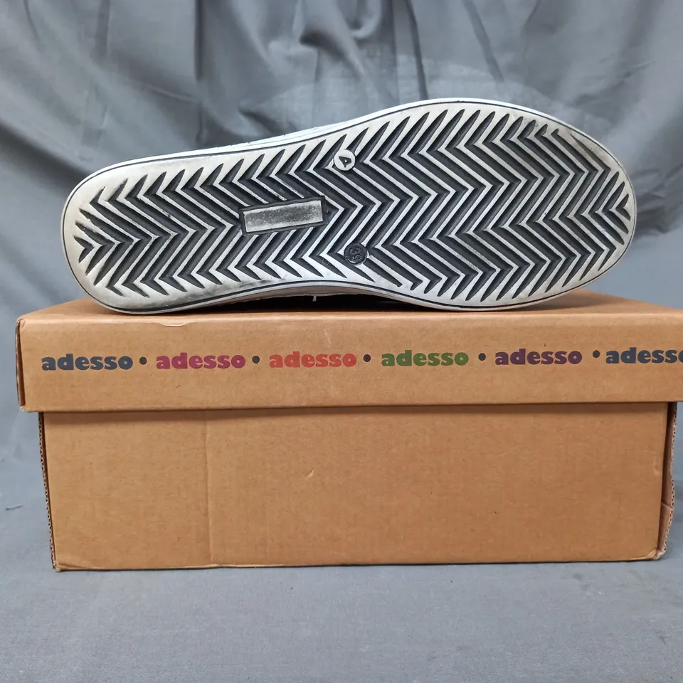 BOXED PAIR OF ADESSO LEATHER HIGH TRAINERS IN MIDNIGHT SIZE 6