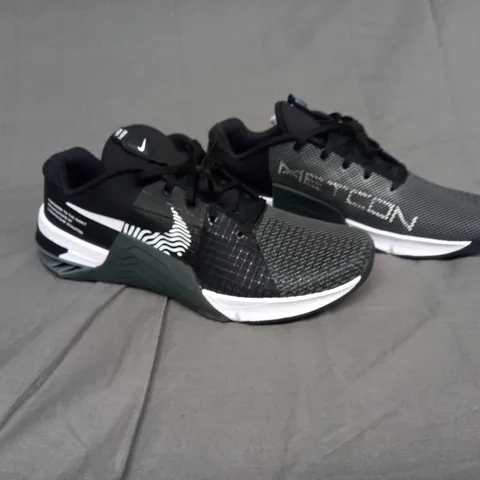 UNBOXED PAIR OF NIKE METCON 8 BLACK LIFTING TRAINERS SIZE UK 10.5