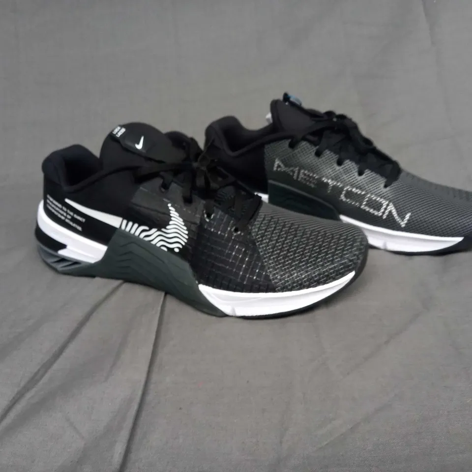 UNBOXED PAIR OF NIKE METCON 8 BLACK LIFTING TRAINERS SIZE UK 10.5