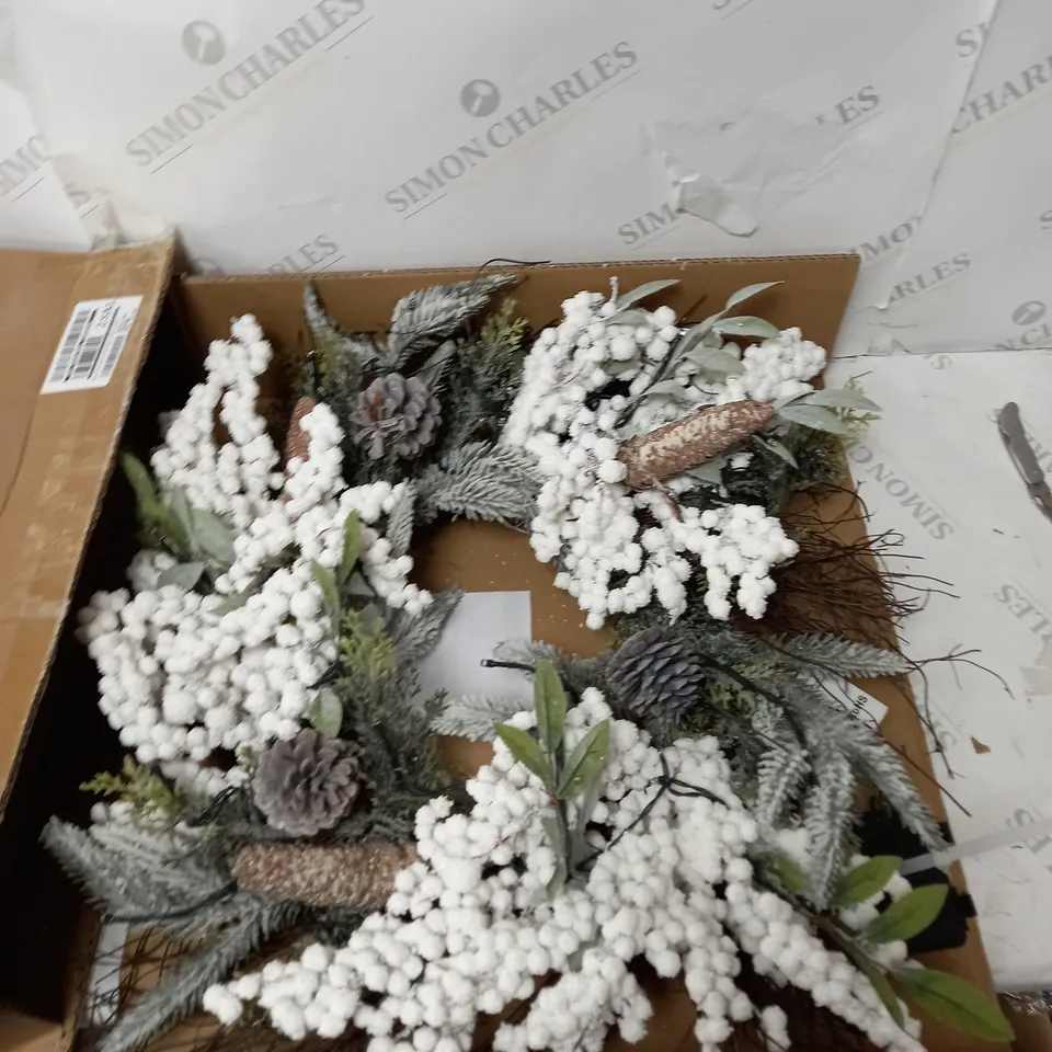WHITE BERRY PRE-LIT CHRISTMAS WREATH  RRP £39.99