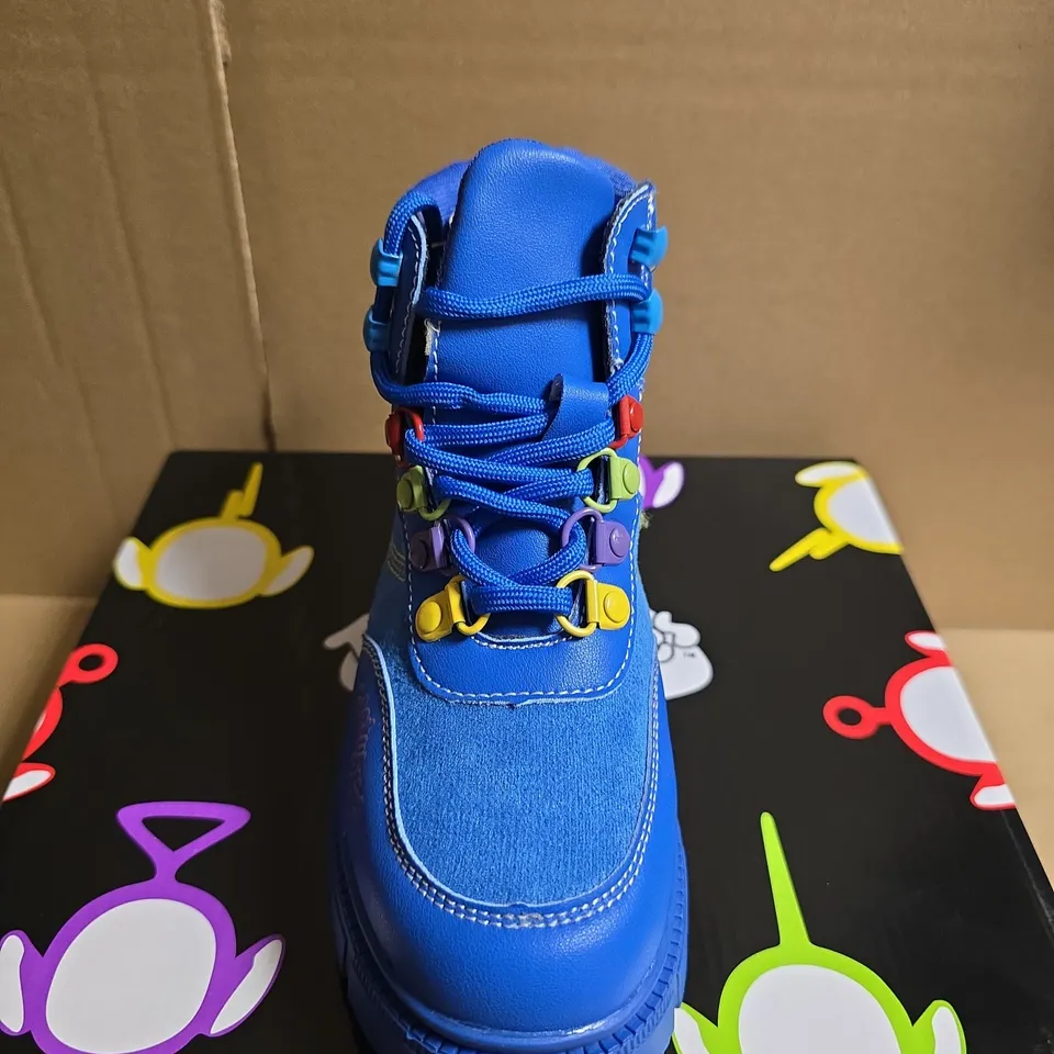 BOXED PAIR OF KOI HOME HILL TELETUBBIES KIDZ BOOTS – BLUE - UK SIZE 13