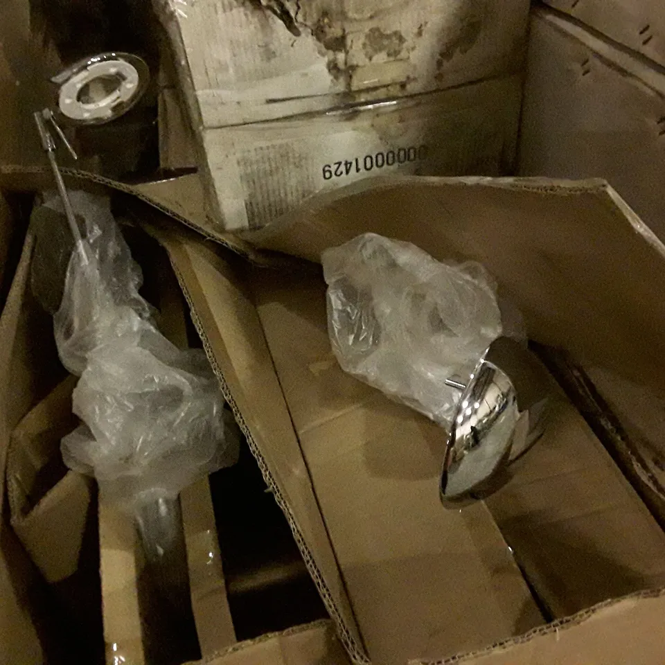 PALLET OF BRAND NEW HOMEWARE STOCK INCLUDING LAMPS & CHRISTMAS CARDS