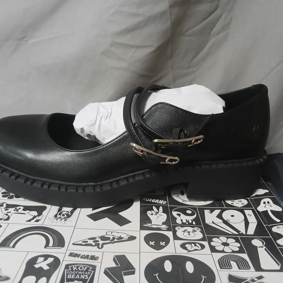 KOI VAGAR SAFETY PIN TALE MARY JANES – BLACK, UK9