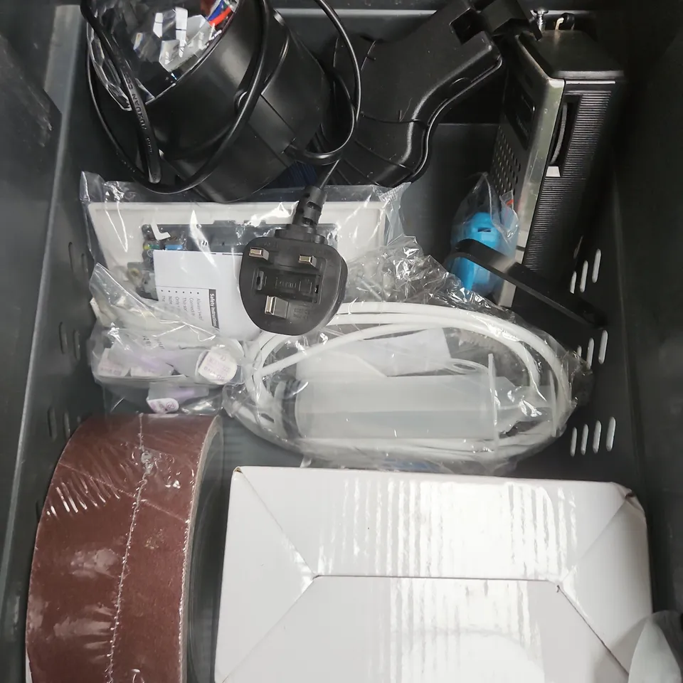 APPROXIMATELY 15 ASSORTED HOUSEHOLD ITEMS TO INCLUDE GREASE REMOVER, DOG WIPES, LED LIGHT ETC 