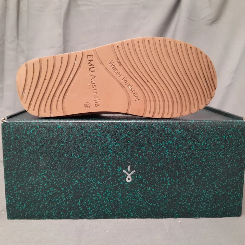 BOXED PAIR OF EMU AUSTRALIA WATERPROOF BOOTS IN CAMEL UK SIZE 5