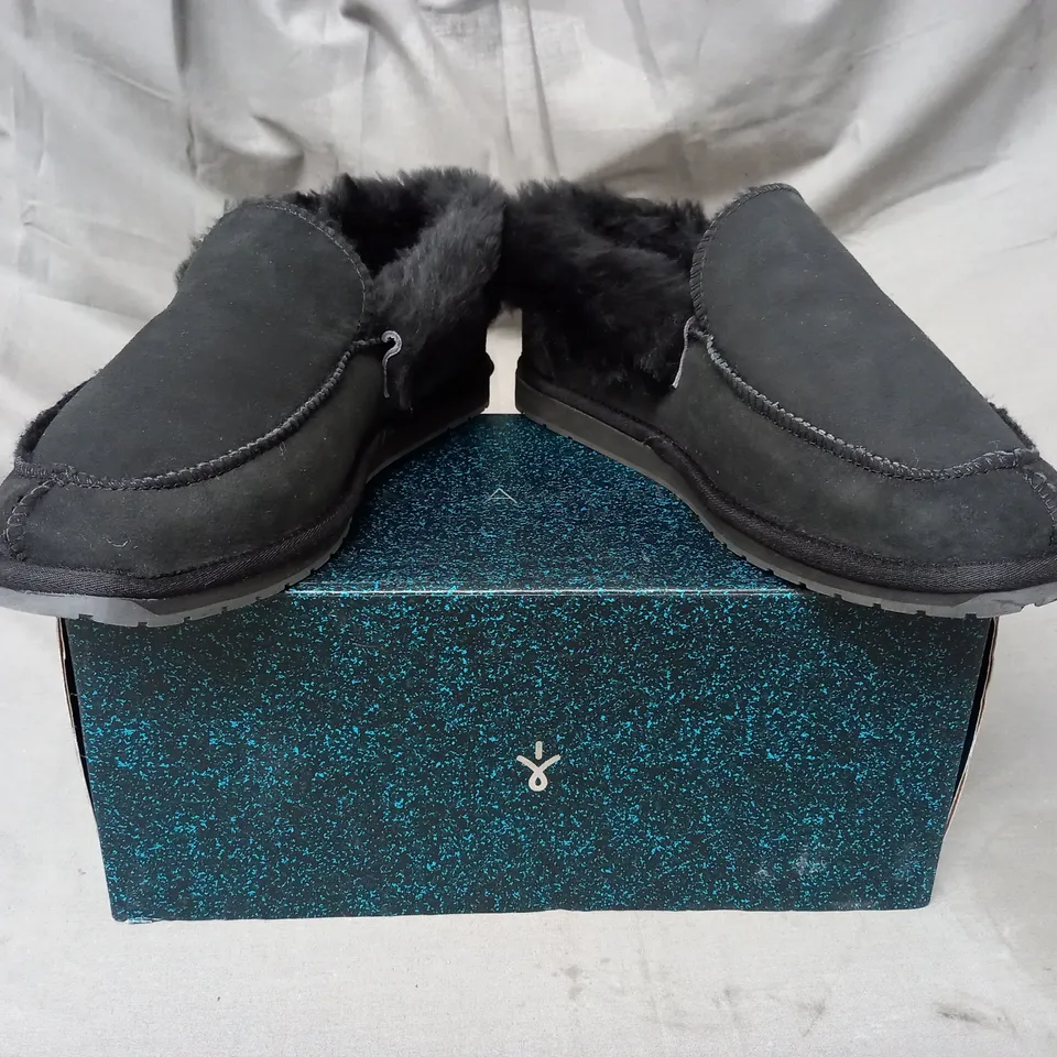 BOXED PAIR OF EMU AUSTRALIA SLIPPERS IN BLACK SIZE 10