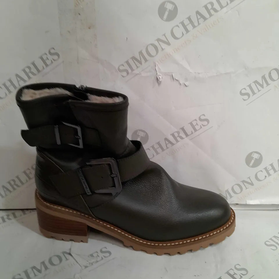 PAIR OF MODA IN PELLE CORNELIA BIKER BOOTS IN KHAKI UK SIZE 6