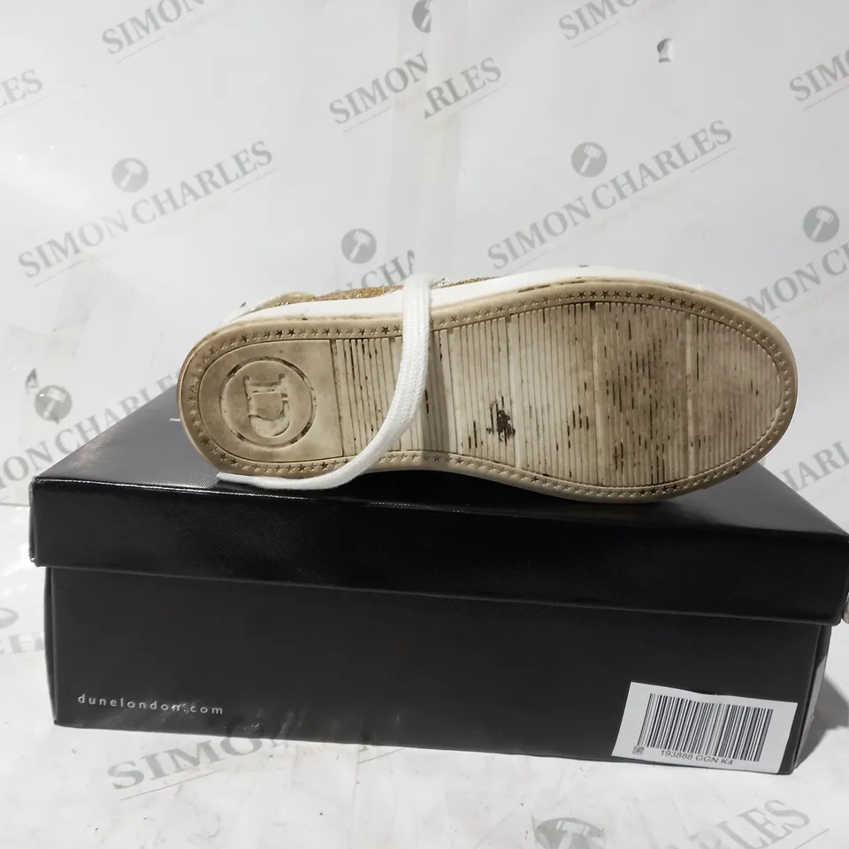 BOXED PAIR OF DUNE LONDON ENERGISED LIGHTNING BOLT TRAINERS IN WHITE/GOLD UK SIZE 4