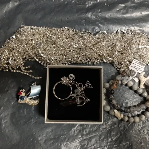 APPROXIMATELY 15 ASSORTED JEWELLERY ITEMS TO INCLUDE BRACELETS AND NECKLACES, ETC