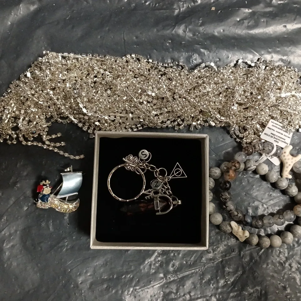 APPROXIMATELY 15 ASSORTED JEWELLERY ITEMS TO INCLUDE BRACELETS AND NECKLACES, ETC
