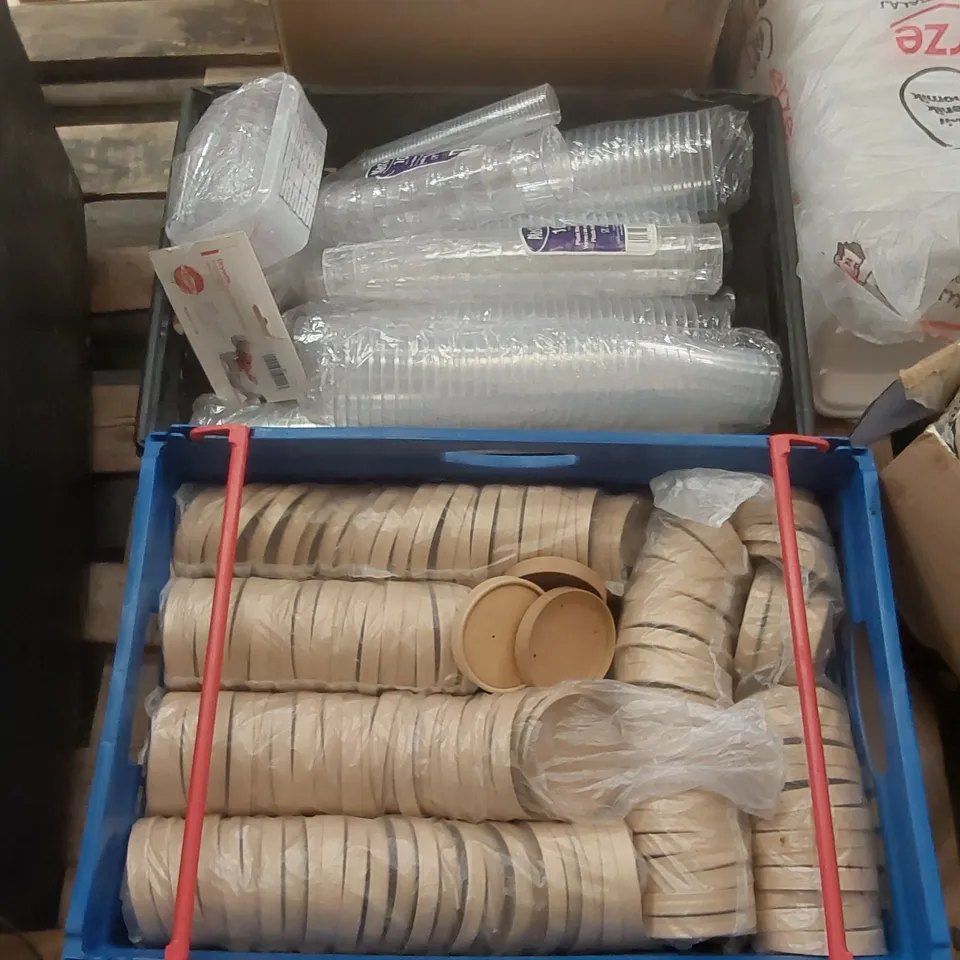PALLET CONTAINING A LARGE QUANTITY OF CATERING ITEMS INCLUDING: TAKEAWAY TRAYS, LIDS, PLASTIC CUPS ECT