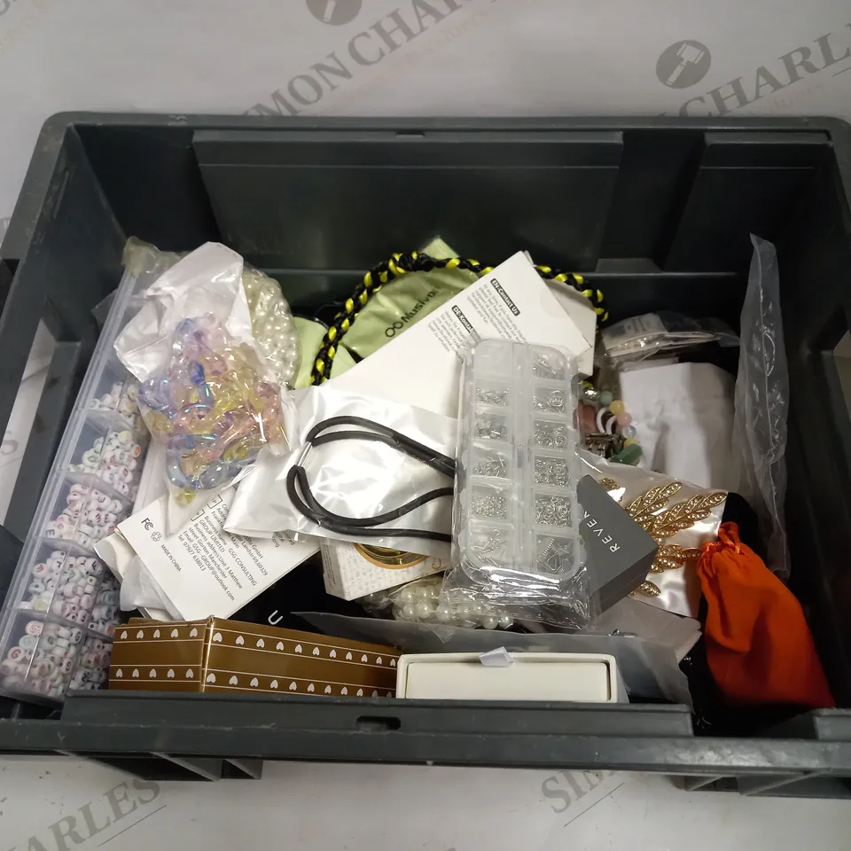 LOT OF ASSORTED JEWELLERY TO INCLUDE HARRY POTTER TIME-TURNER KEYCHAIN, STAINLESS STEEL WATCH, WHITE BEADED NECKLACE, ETC 