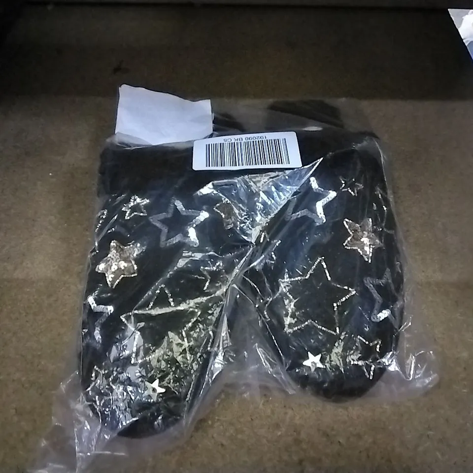 BOX OF APPROXIMATELY 11 PAIRS OF BLACK STAR PATTERN SLIPPERS SIZE 7/8