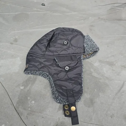 BARBOUR SANDBAY QUILTED TRAPPER HAT – BLACK