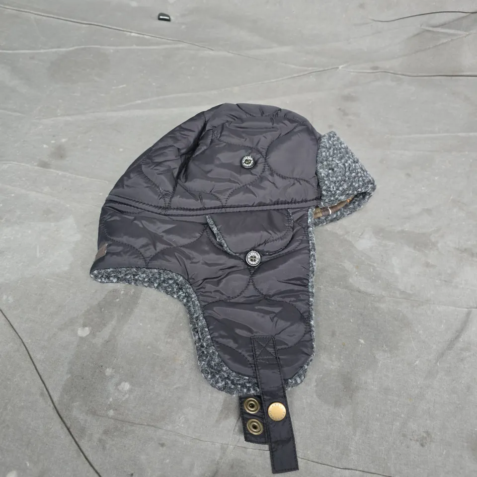 BARBOUR SANDBAY QUILTED TRAPPER HAT – BLACK