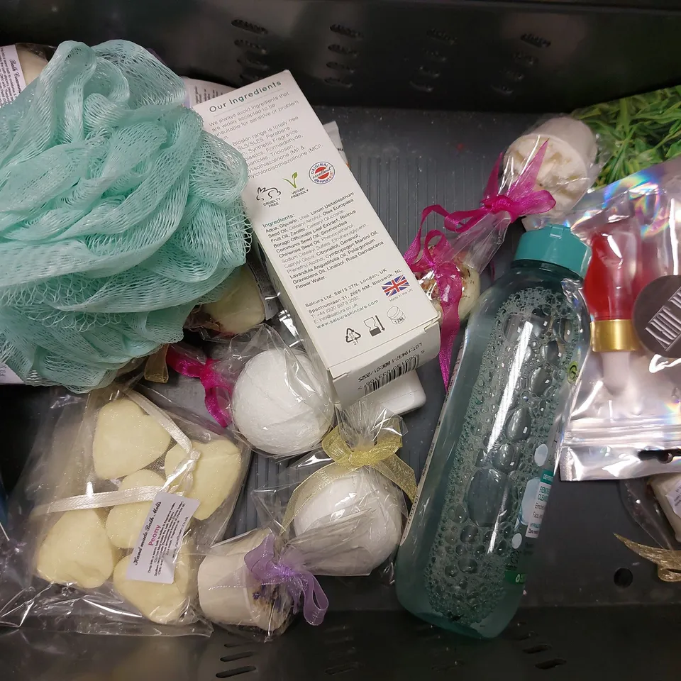 BOX OF APPROX 10 COSMETIC ITEMS TO INCLUDE HEAD AND SHOULDERS SHAMPOO, GARNIER MICELLAR WATER, DR. ORGANIC ARGAN OIL SHAMPOO