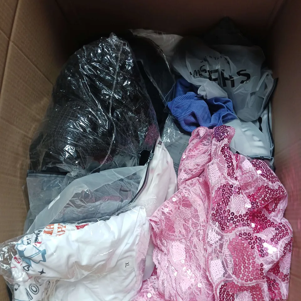 APPROXIMATELY 20 ASSORTED CLOTHING ITEMS IN VARIOUS SIZES AND STYLES TO INCLUDE - PYJAMAS, DRESS, JACKET, ETC