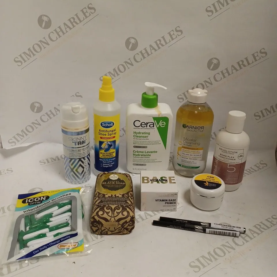 BOX OF APPROXIMATELY 20 ASSORTED HEALTH & BEAUTY PRODUCTS TO INCLUDE CERAVE HYDRATING CLEANSER, NESTI DANTE BLACK SOAP, SKINNY TAN COCONUT WATER SERUM ETC 