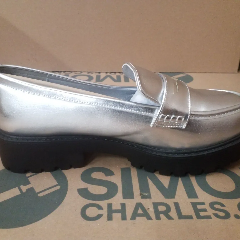 BOX CONTAINING APPROXIMATELY 5 PAIRS OF BRAND NEW SIMPLY BE SILVER DALLAS EX WIDE PENNY LOAFER - SIZE 9