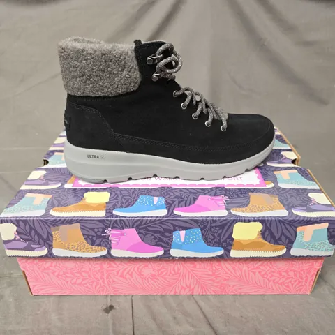BOXED PAIR OF SKECHERS GO WALK BOOTS IN BLACK/GREY TRIM - 7