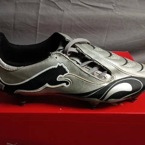 BOXED PAIR OF PUMA FOOTBALL BOOTS – UK SIZE 8