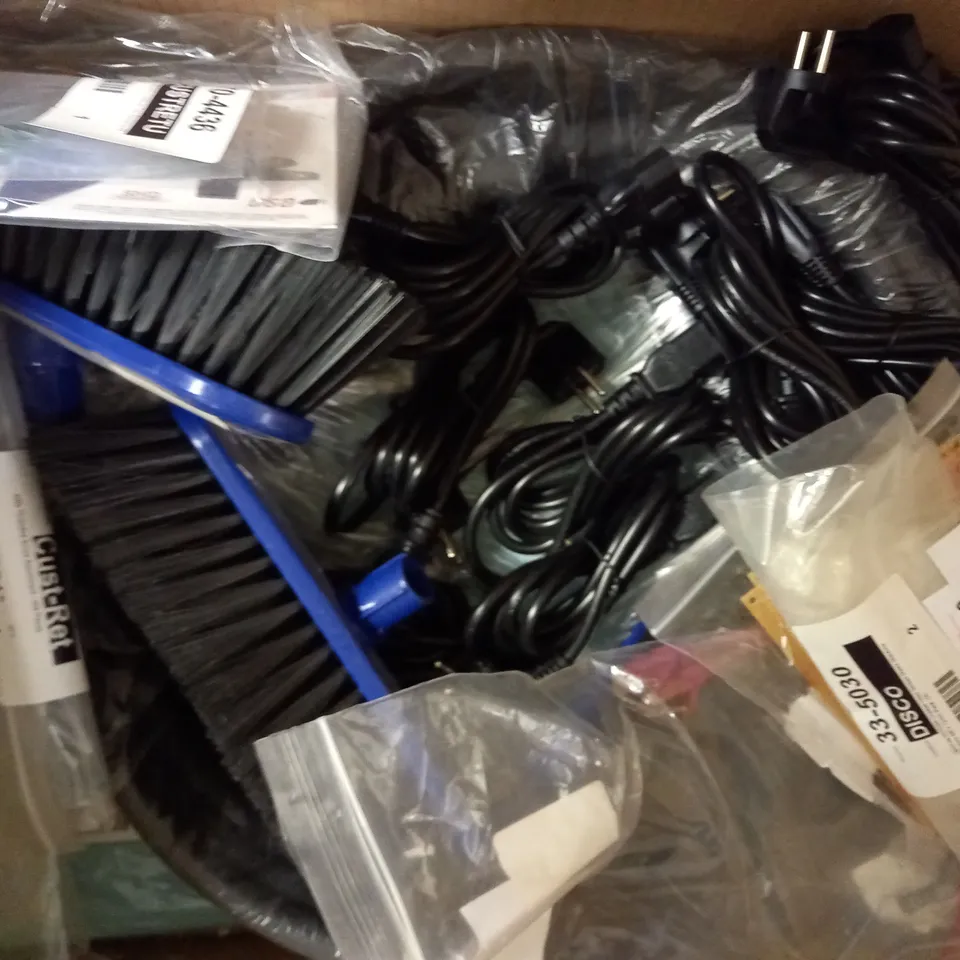 BOX OF APPROXIMATELY 15 ASSORTED ITEMS TO INCLUDE BRUSH HEAD, PAINT BRUSHES, ETC - COLLECTION ONLY