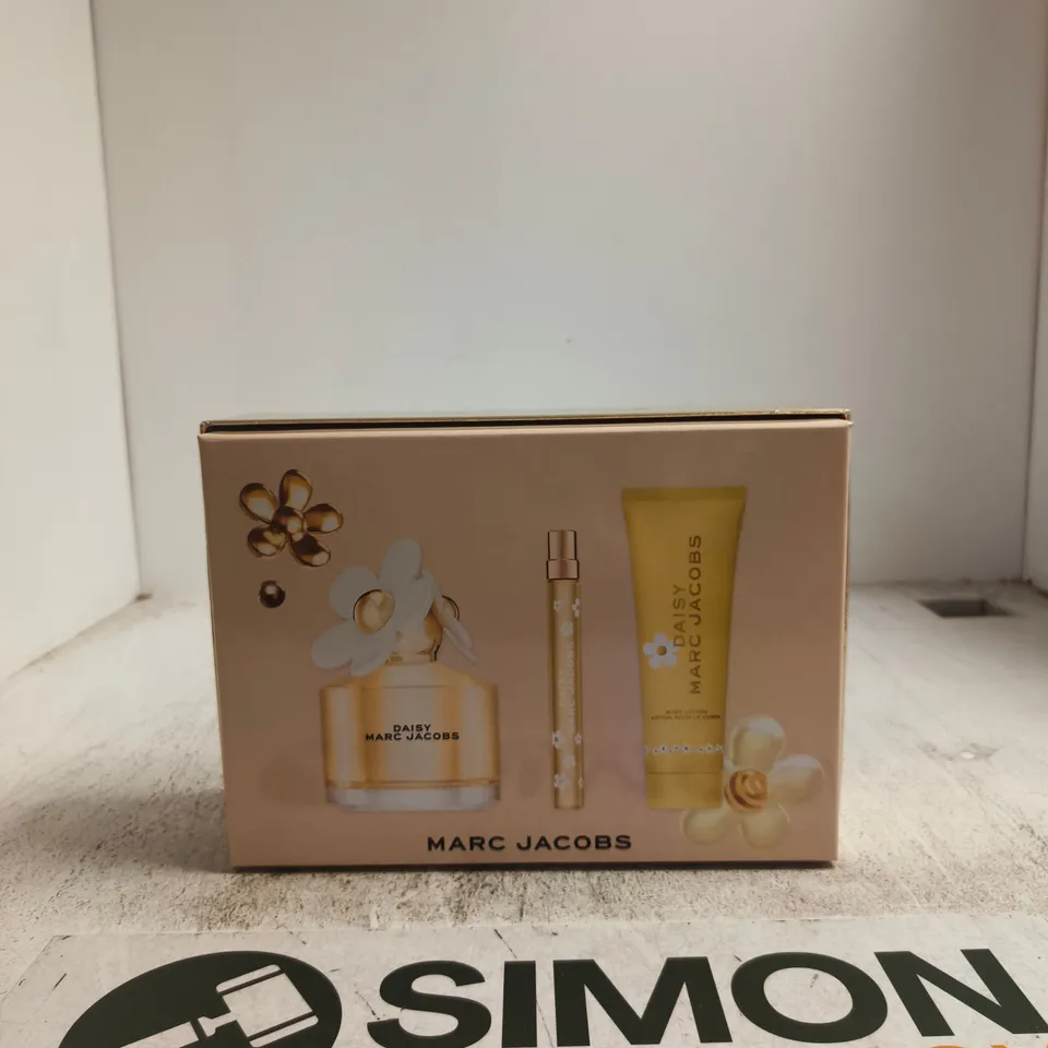MARC JACOBS DAISY GIFT SET – 100ML EAU DE TOILETTE + 75ML BODY LOTION + 10ML ROLLERBALL