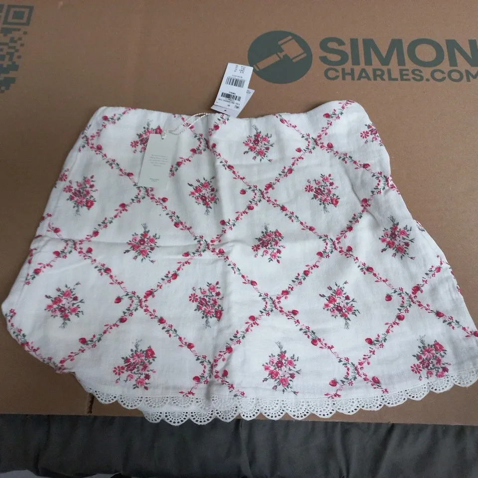 FLORAL WHITE TEXTILE WITH PINK FLOWERS AND LACE TRIM – SMALL