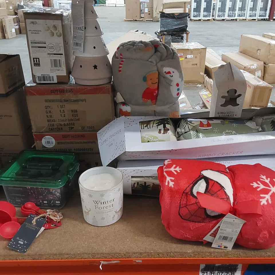LARGE ASSORTMENT OF CHRISTMAS PRODUCTS TO INCLUDE; CANDLES, STOCKINGS, THROWS, CUSHIONS ETC