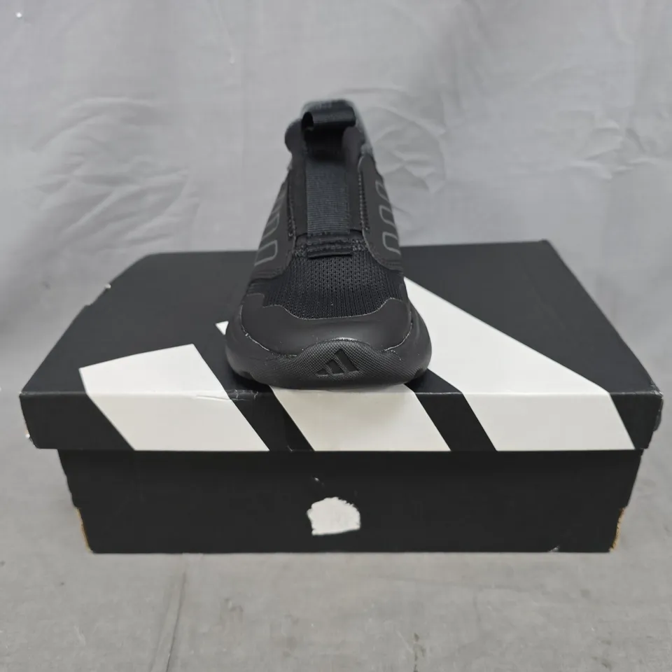 BOXED PAIR OF ADIDAS TENSAUR COMFORT KID'S SHOES IN BLACK SIZE UK 13K