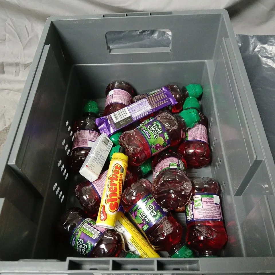 APPROXIMATLEY 15 ASSORTED FOOD AND DRINK ITEMS TO INCLUDE FAIRY MILK, DEXTRO, SHERBET FOUNTAIN, ROBINSONS ETC