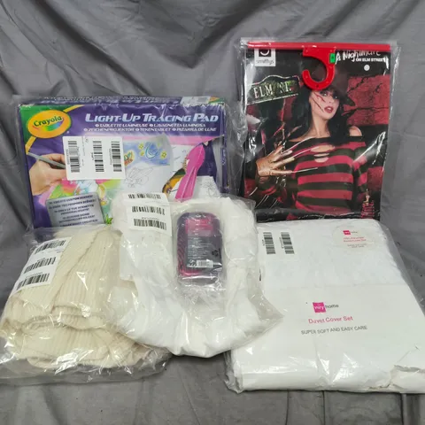 APPROXIMATELY 20 ASSORTED ITEMS TO INCLUDE DUVET COVER SET, CRAYOLA TRACING PAD, NIGHTMARE ON ELM STREET WOMANS COSTUME, ETC - COLLECTION ONLY