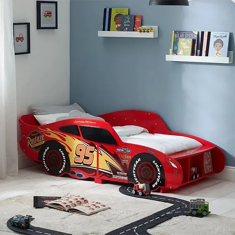 BOXED DISNEY CARS LIGHTNING MCQUEEN SHAPED TODDLER BED