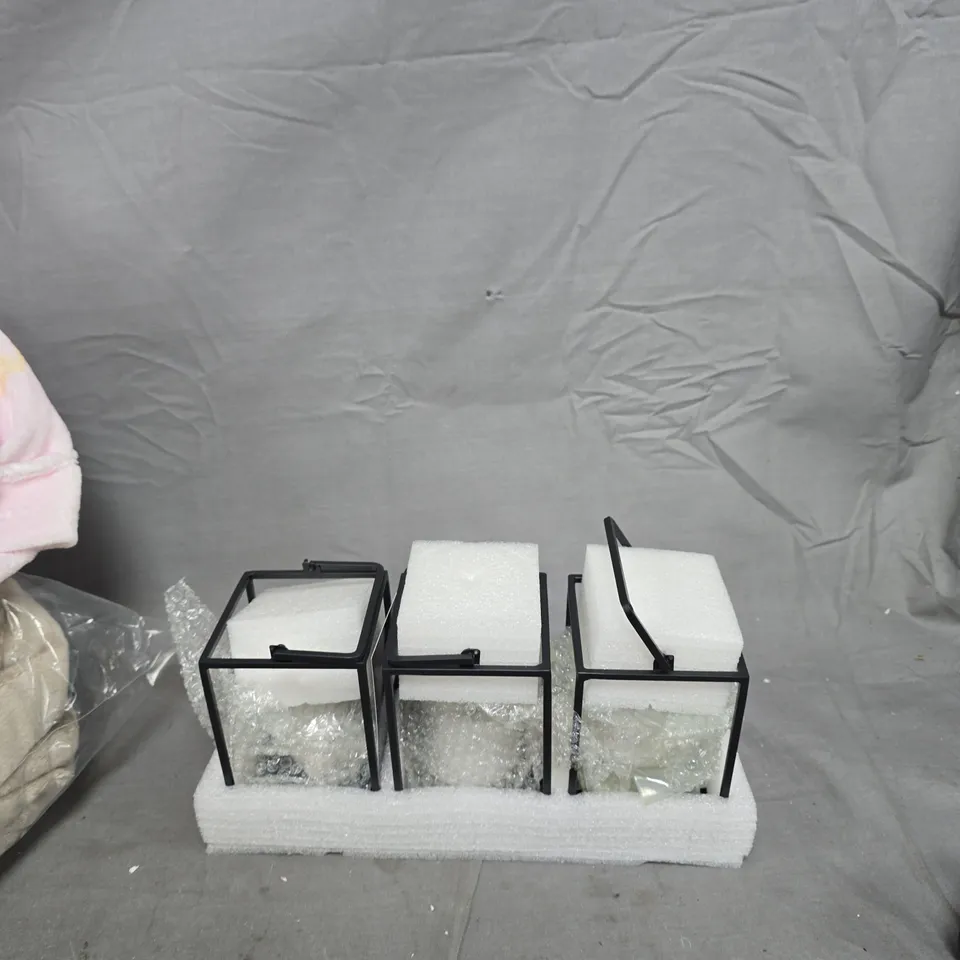 BOX OF APPROXIMATELY 15 HOUSEHOLD ITEMS INCLUDING: LANTERN CANDLE HOLDERS, FLORAL BEDDING AND VELVET LIKE THROW