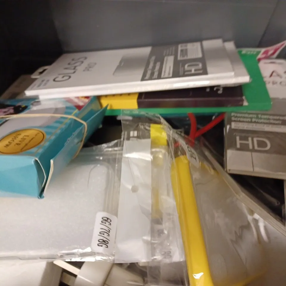 BOX OF APPROX 20 ASSORTED ITEMS TO INCLUDE - GRIFFIN CHARGE CYNC CABLE - GLASS PRO X/XS/11 PRO - LAMICALL FOLDABLE STAND ECT 