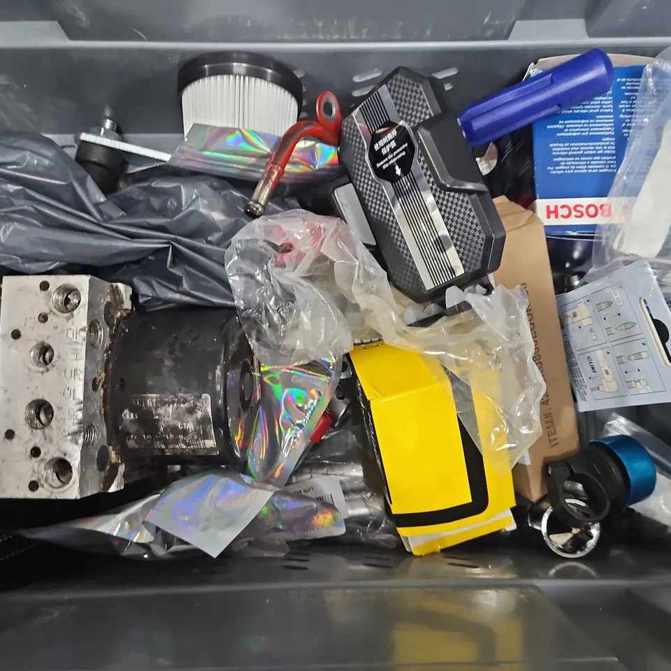 TOTE OF APPROXIMATELY 9 ASSORTED VEHICLE ITEMS TO INCLUDE - FRAMELESS BLIND SPOT MIRRORS , SHIMANO CHARGING CABLE ETC