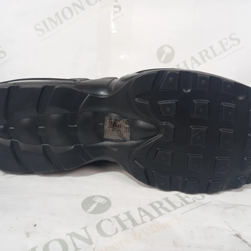 PAIR OF NIKE AIR MAX TRAINERS IN BLACK/GREEN EU SIZE 44