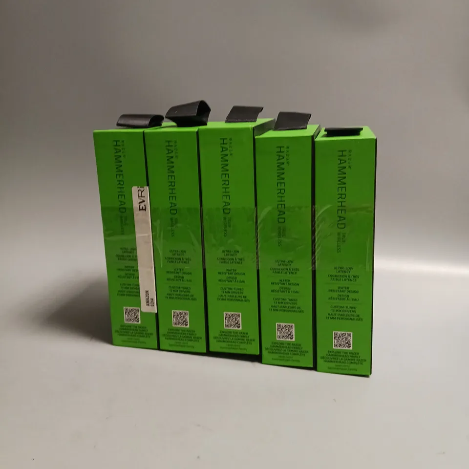 LOT OF 5 BOXED RAZER HAMMERHEAD HEADPHONES IN BLACK AND GREEN INCLUDES CHARGING CASE, CABLE AND WRIST STRAP