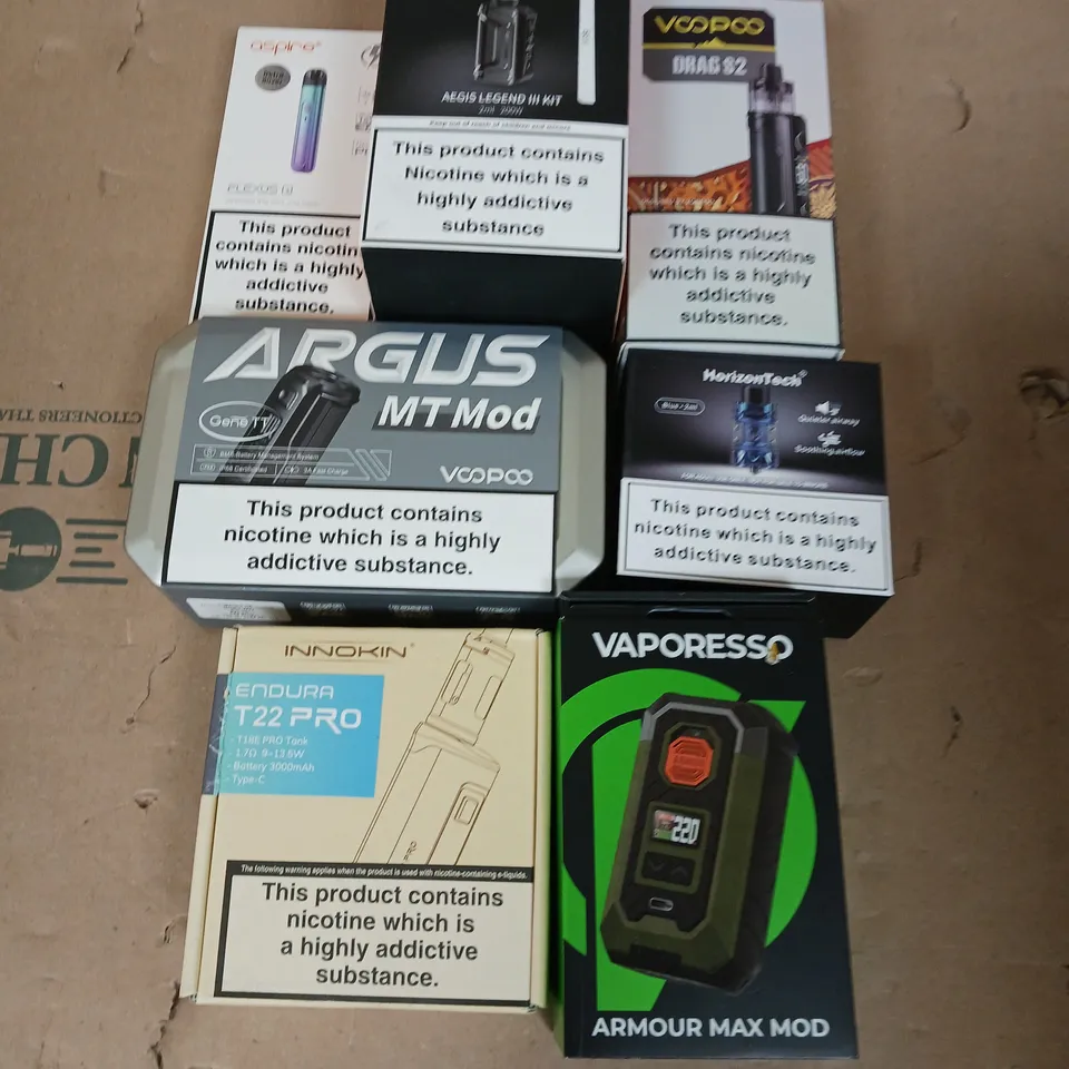 APPROXIMATELY 20 VAPES, E-CIGARETTES & ACCESSORIES TO INCLUDE - VOOPOO DRAG S2 - ASPIRE FLEXUS Q - VAPORESSO ARMOUR MAX MOD - ETC