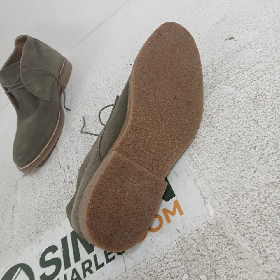 JASPER CONRAN OLIVE SUEDE CHUKKA BOOTS – BROWN CREPE SOLE, SIZE 10