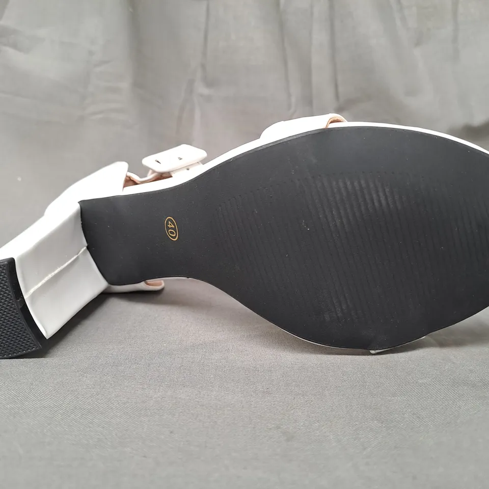 BOXED PAIR OF DESIGNER OPEN TOE HIGH BLOCK HEEL SHOES IN WHITE EU SIZE 40